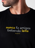 Camiseta Frase Nunca Fiz Amigos Bebendo Leite Unibutec